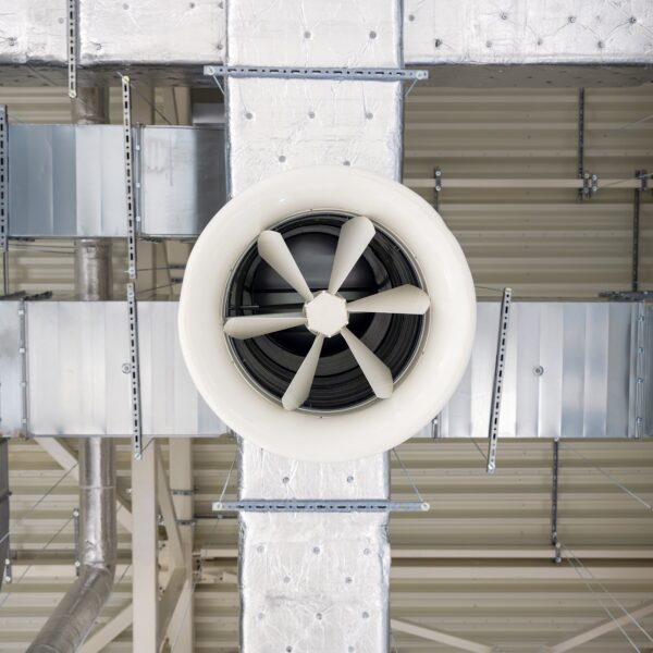 Luftkanalsystem mit Ventilator in moderner Industrieumgebung. Fokus auf Klimaanlagen und Energieeffizienz. Climate Energy.