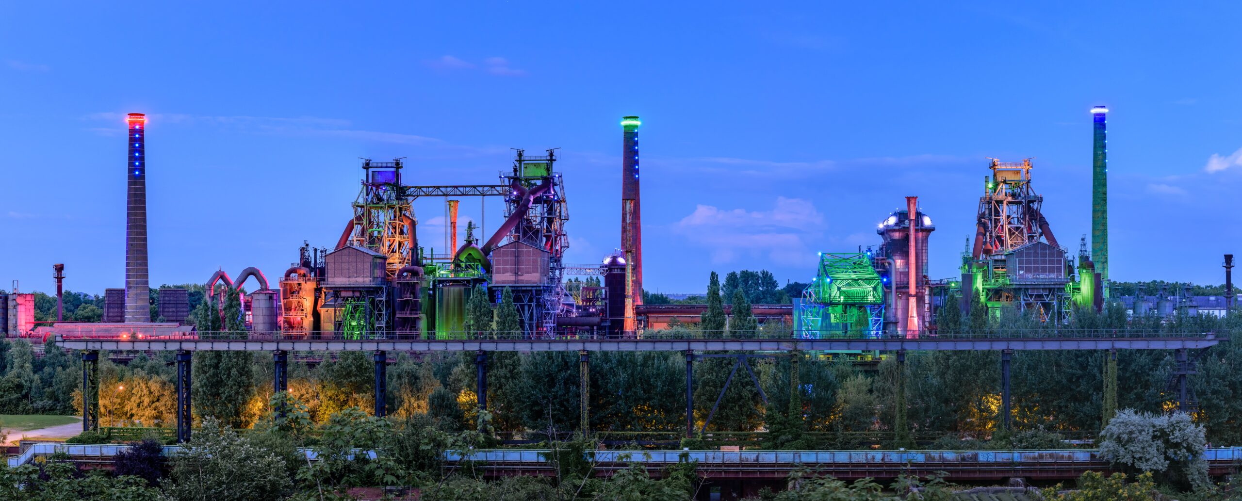 Salvatorkirche in Duisburg mit grüner Umgebung und blauem Himmel, Climate Energy Konzept.