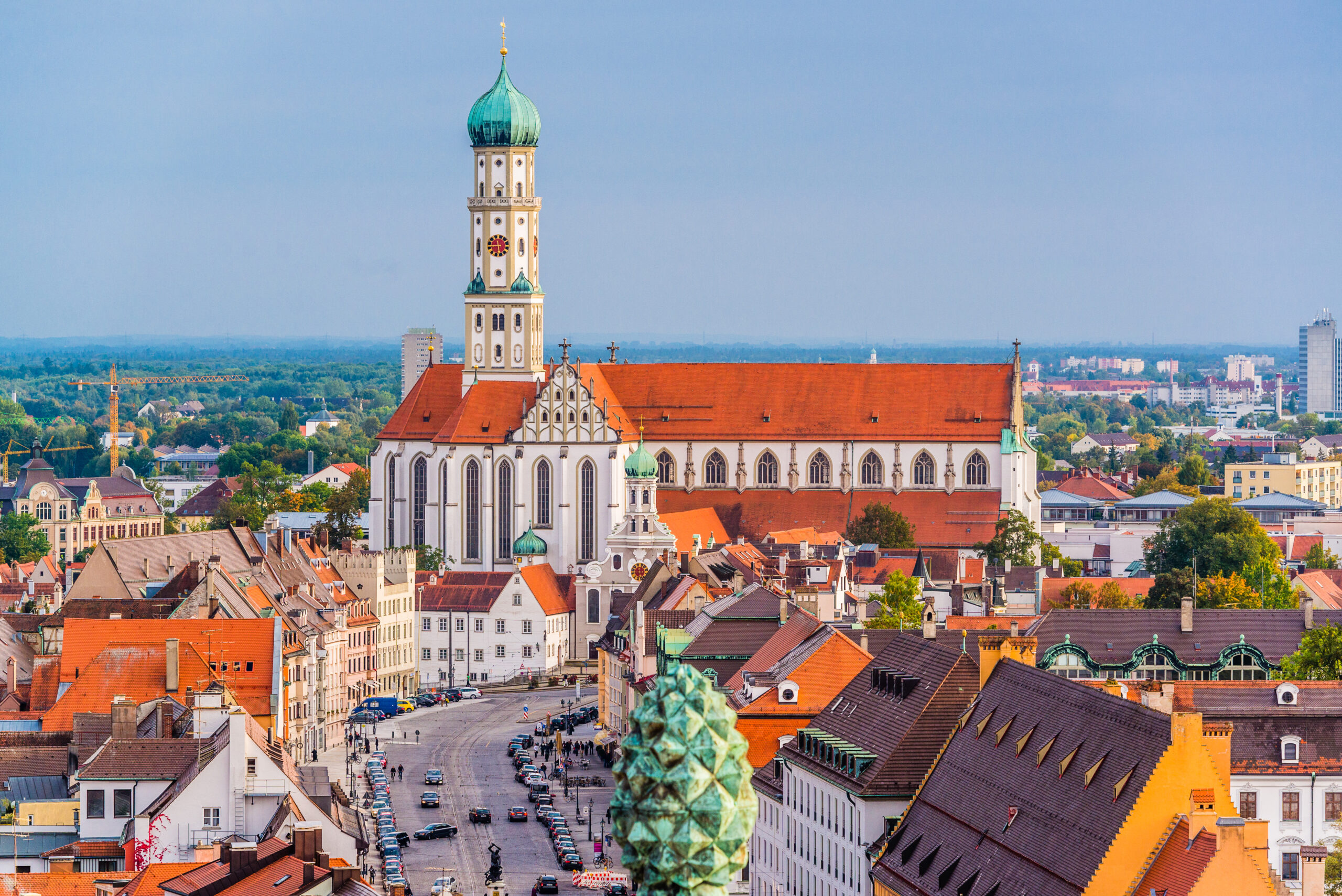 Luftaufnahme des Rathauses von Augsburg mit Perlachturm und Altstadt, Climate Energy.