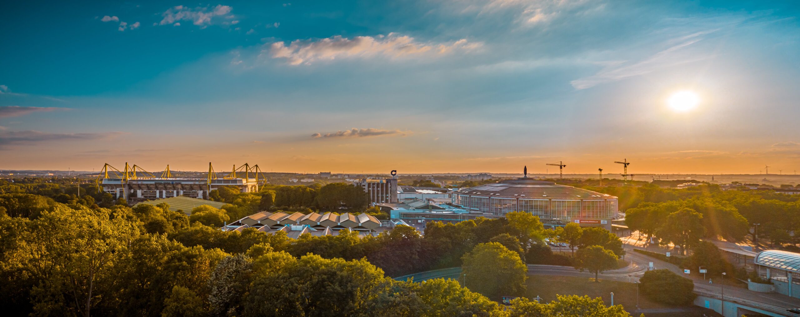 Phoenix-See Dortmund mit moderner Architektur und Fernsehturm im Hintergrund, Climate Energy.