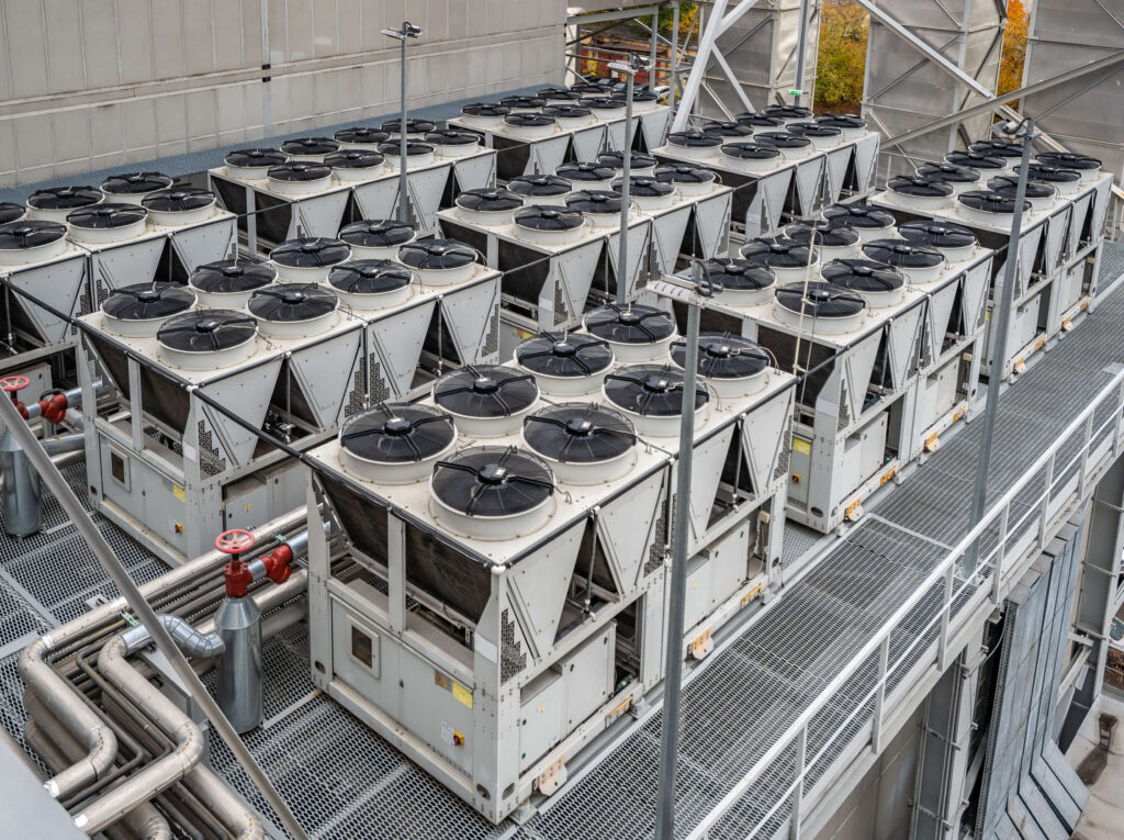 Klimaanlagen auf einem Industriegebäude, wichtig für effiziente Klimaanlagen und Energie. Climate Energy.