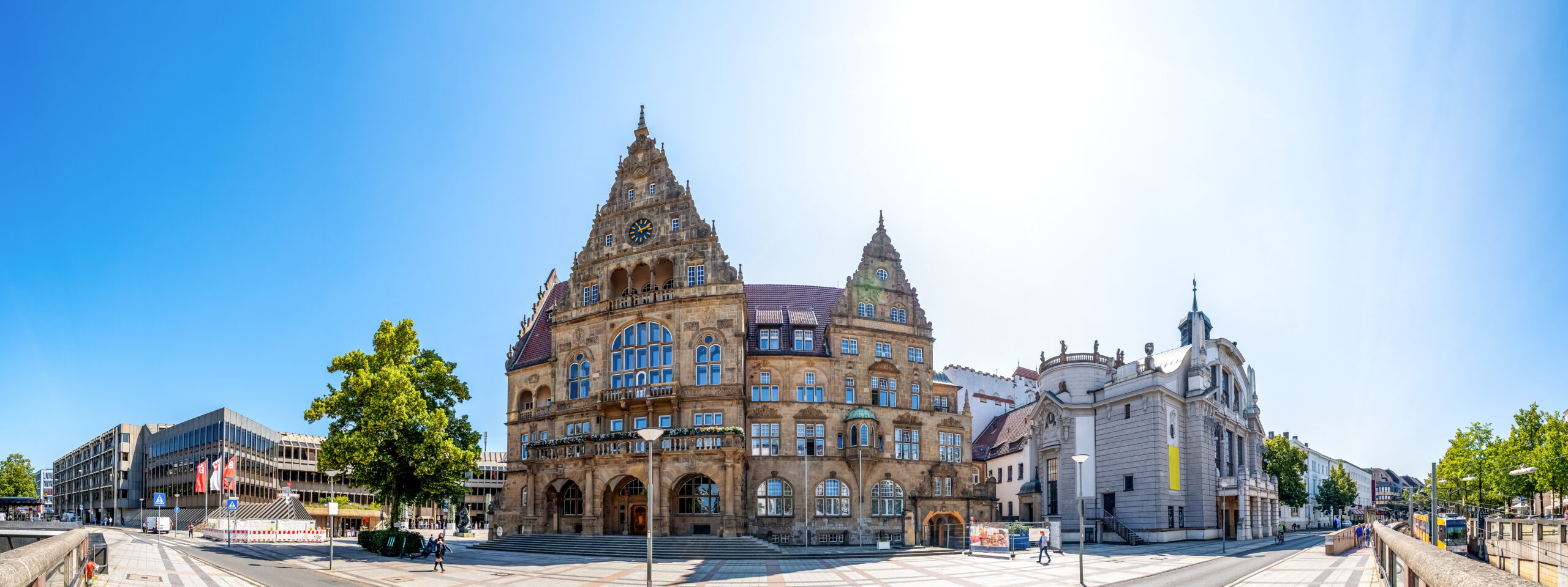 Panoramaansicht des historischen Rathauses in Kassel bei klarem Himmel, mit Fokus auf Architektur und urbanem Umfeld. Climate Energy.