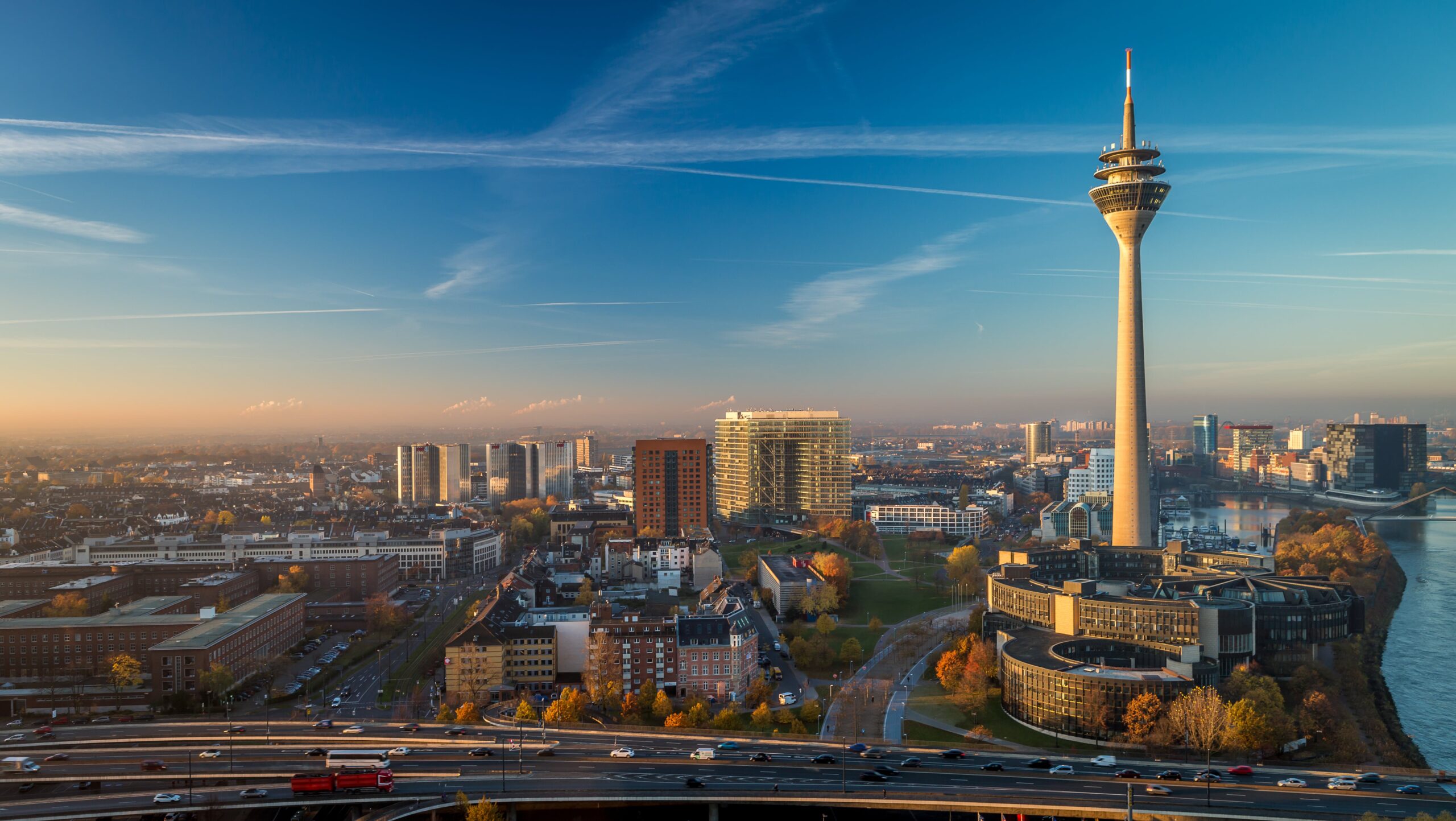 Medienhafen Düsseldorf mit Rheinturm und moderner Architektur am Rhein, Climate Energy.