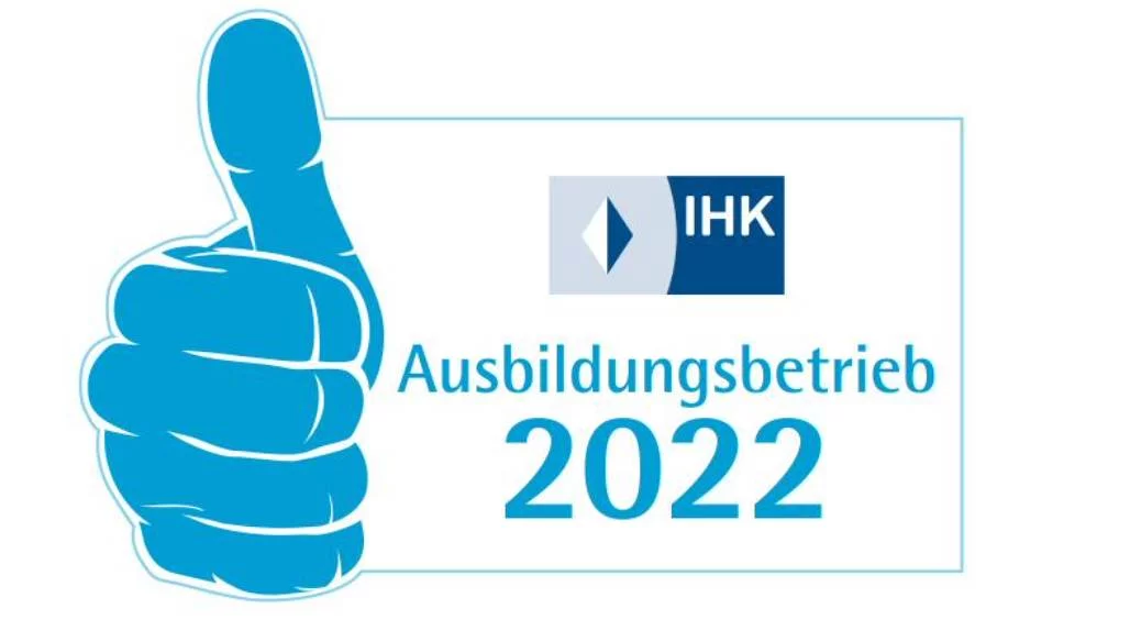 Daumen hoch-Symbol mit dem IHK-Logo und dem Text &bdquo;Ausbildungsbetrieb 2022&ldquo; f&uuml;r Climate Energy.