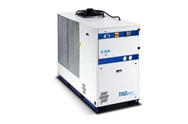Kompakter 6,6 kW Kaltwassersatz CE-KW-6,6 von Climate Energy mit Scrollverdichter, Axial-Ventilator, integriertem 60-Liter-Tank und Umwälzpumpe – vielseitig für Industrie, Gebäudeklimatisierung und Prozesskühlung