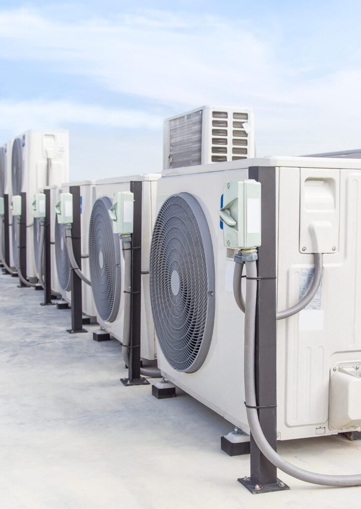 Mehrere Außengeräte von Klimaanlagen in Reihe auf einem Dach installiert – Climate Energy Mietflotte für Kühlung von 6,6 kW bis 219 kW.