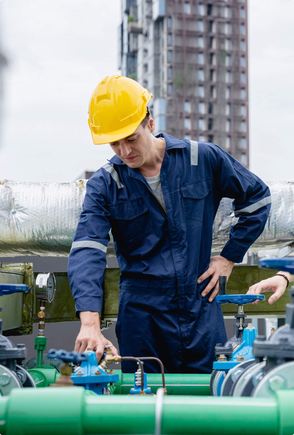 Techniker in Schutzkleidung prüft Kaltwassersatz-Anlage – Erklärung der Unterschiede zwischen luftgekühltem und wassergekühltem Kaltwassersatz für Industrie und Gebäudeklimatisierung.