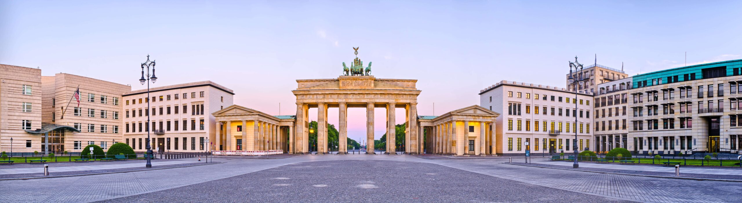 Brandenburger Tor in Berlin bei Sonnenaufgang – Symbol für Einheit, Fortschritt und Klimaenergie.
