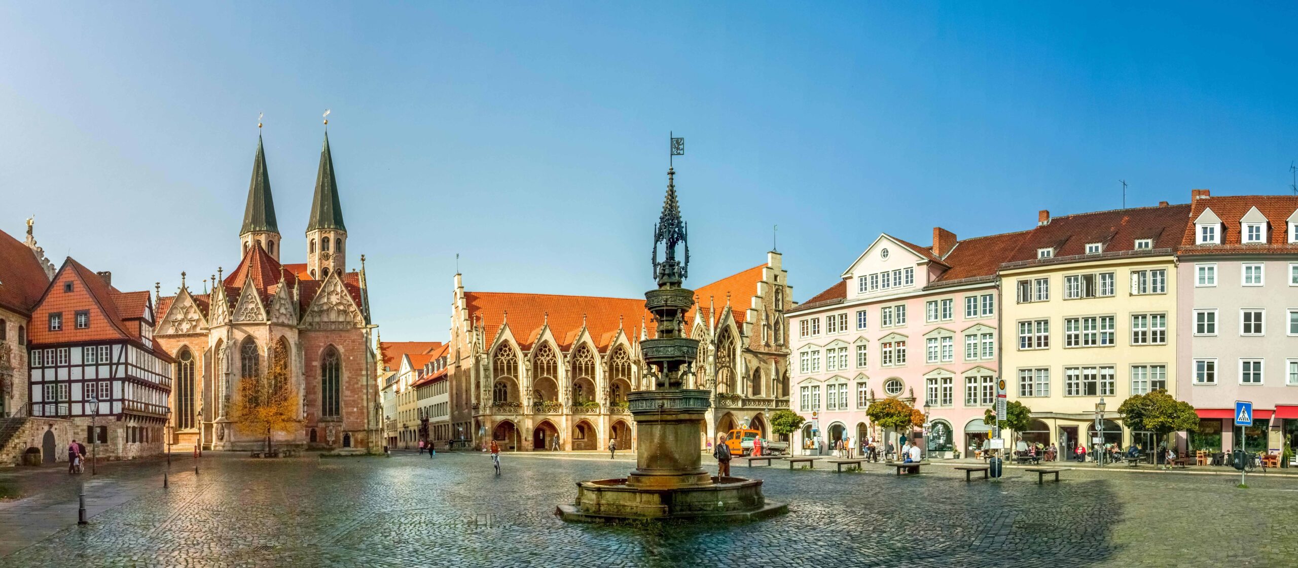 Braunschweigs Altstadtmarkt mit gotischen Gebäuden und Brunnen – Tradition und Klimaenergie im Einklang.