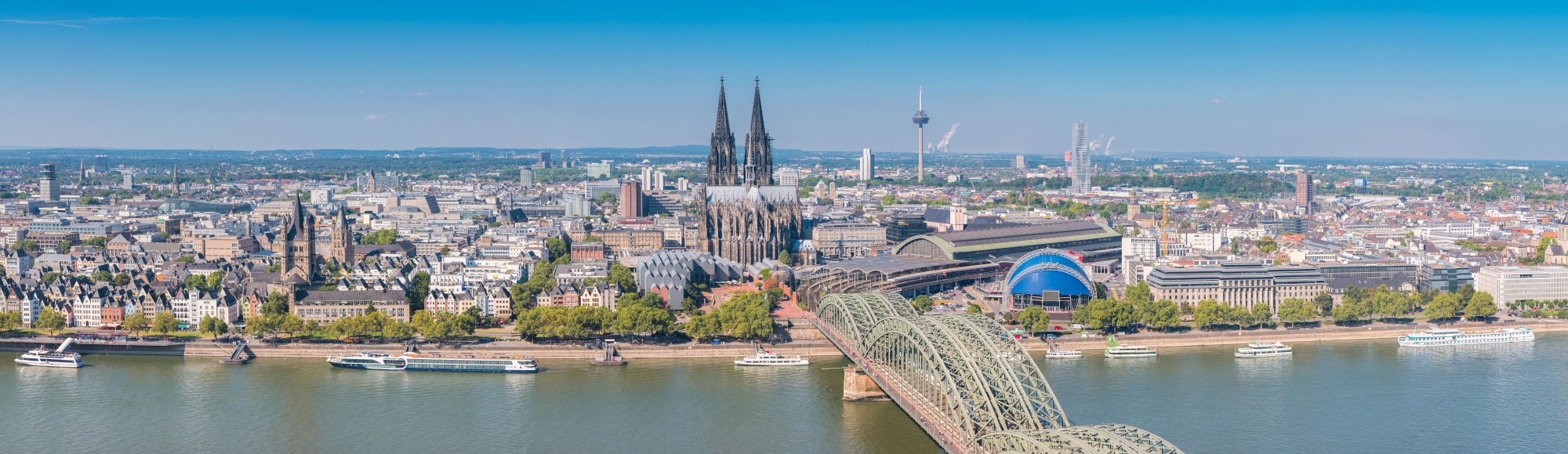 Kölner Panorama mit Dom und Rhein – Wahrzeichen, Kultur und Klimaenergie im Fokus.