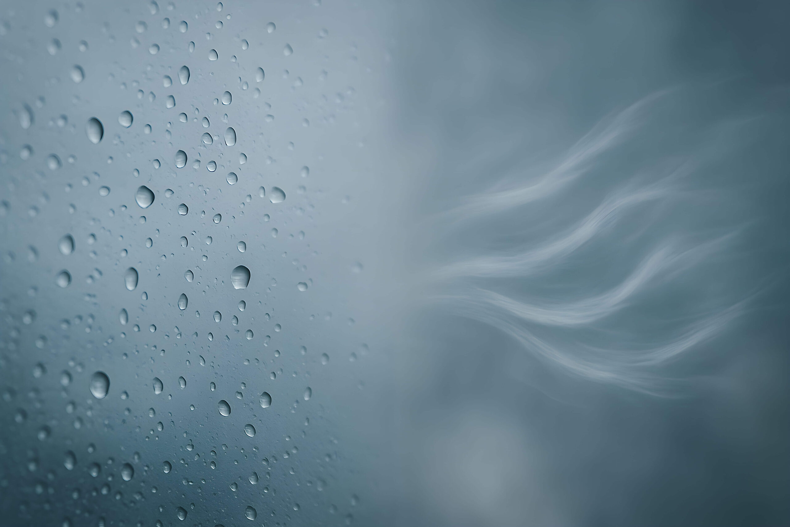 Wassertropfen und Luftströmung – Darstellung von Feuchtigkeit und Klimaenergie.
