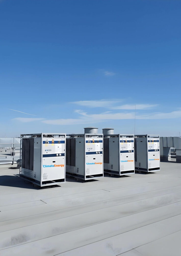 Mehrere Kaltwassersätze auf Flachdach – industrielle Klimaenergie-Kühlanlagen.