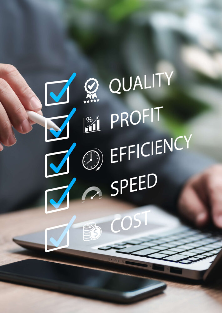 Geschäftsperson mit digitaler Checkliste für Qualität, Effizienz und Klimaenergie.